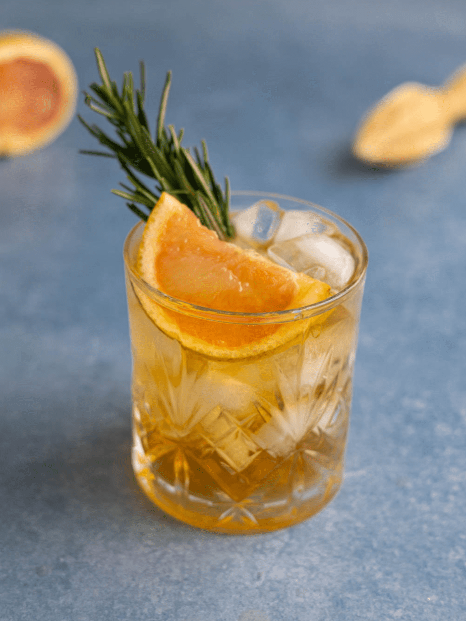 bourbon iced tea with grapefruit simple syrup in a glass with ice and a grapefruit wedge